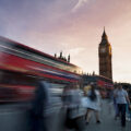 Bewegung fotografieren: London mit Big Ben, einem vorbeifahrenden Bus & Menschen